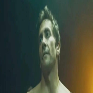 他的腹肌和人鱼线太过清晰 All Too Well~