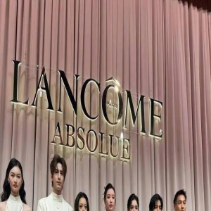 21岁女星赵今麦穿低胸亮相,生图曝光,妆容油腻显老,无往日容颜