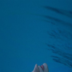 文淇首部自导自演短片《她问》曝预告 入围金爵奖