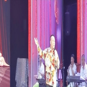 赵本山惊喜现身刘老根大舞台,调侃儿子:我现在身体挺好,小心回来把你整下岗