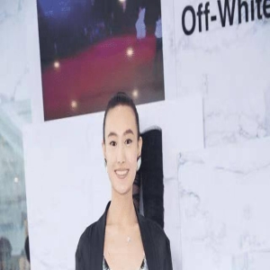 陈冠希老婆太自信了,穿蕾丝睡裙配西装,扎“道姑头”意外高级