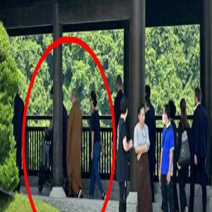 95岁李嘉诚坐轮椅到寺庙,知己周凯旋贴身照顾,二人诚心跪拜佛像