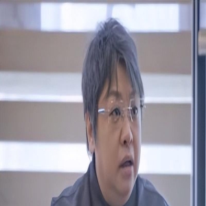韩红被黑后首次公开露面!一头白发显沧桑,穿衬衫松松垮垮认不出