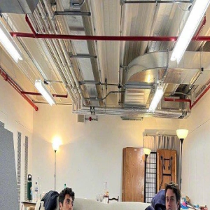 《星条红与皇室蓝》曝幕后照 双男主并肩帅气养眼