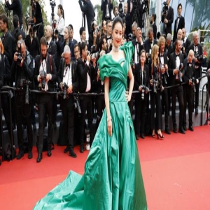 戛纳红毯礼服露线头 高叶回应：我也是要面子的！