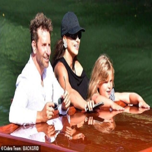 俄罗斯超模伊莲娜和前任出游,亲昵小动作不断,吉娘娘前夫表态了