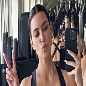 金·卡戴珊现身健身房,腿部线条比教练好看,对前夫船头丑闻轻视