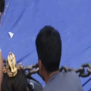 据网友爆料,曾舜晞在拍摄《云秀行》打戏时,不小心摔倒360度翻滚在地,不过