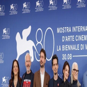 49岁舒淇亮相威尼斯电影节,牙齿有菜渣遭网友群嘲!