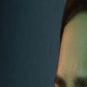 烂!钟欣潼翻拍《监狱风云》,制作粗糙差评漫天,首日票房仅77万