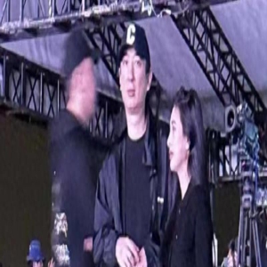 王思聪带5美女现身电音节,当众搂抱亲吻,前女友疑发文官宣分手