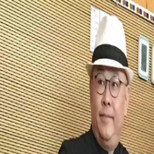 52岁刀郎定居北京生活!被女粉强搂合影显亲密,音乐才华得到肯定