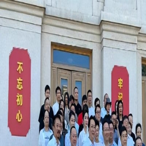 王一博座谈会全程对稿念,戴牛仔帽打扮高调,被质疑文化水平