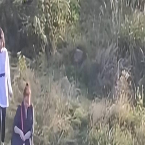 61岁何超琼现身贵州,穿吊带短裙尽显好身材,却被嘲年龄大不得体