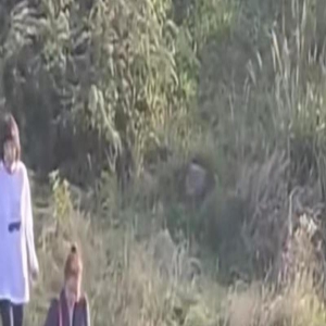 61岁何超琼现身贵州山区!肤白貌美身材傲人,身后跟随6名女助理