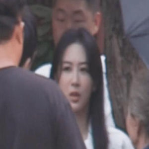 30岁杨紫《承欢记》现场曝光,干练又温柔,眼部淤青引发网友担忧