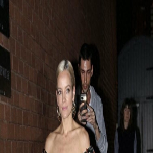 街拍:莉莉-艾伦印花缎面一字肩长摆短裙+黄色细带凉鞋优雅气质