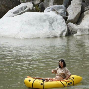 卓君泽「怀胎8个月」挺肚玩背包艇! 威廉佩服:最强孕妈咪