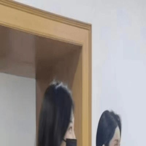 没美颜杨幂比普通人还老,身材下垂厉害还驼背,干巴巴的毫无气质