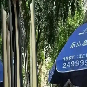 何超莲现身街头被拍,生图感叹真的好普通,又矮又瘦不及路人漂亮