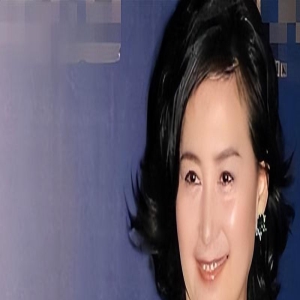 61岁何超琼现身山间土地,穿紧身吊带细高跟迈大步走,被批不得体