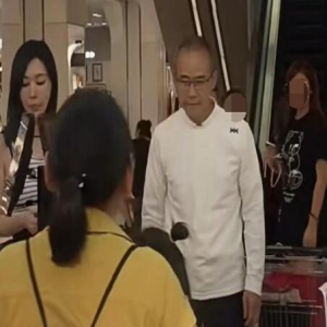 王石带小30岁娇妻逛街！2岁女儿紧跟身后，由保姆照顾无忧无虑