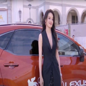 舒淇C位亮相威尼斯电影节!长腿蜂腰靓绝红毯,牙齿沾菜叶显尴尬