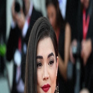 第80届威尼斯电影节《法拉利》首映红毯:菲律宾模特豪拉莫斯