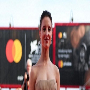 第80届威尼斯电影节《吸血伯爵》首映红毯:保拉-卢辛格