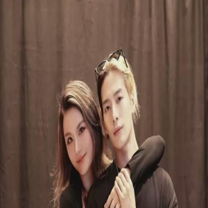 王嘉尔与大杨嫂亲昵牵手,与众辣妹十指相扣,大杨哥:我不吃醋!