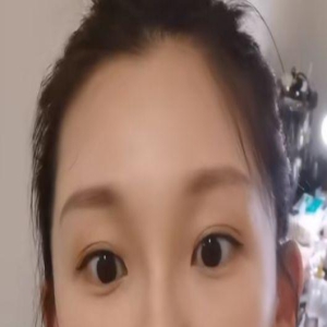 郑恺夫妇在上海遛娃!苗苗罕见化美妆露小蛮腰,身材纤瘦辟谣三胎传闻