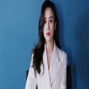 宋佳又惹争议,凌晨让助理去拿半包饼干,曾说过演员是高危行业