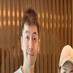 胡歌刘涛再次同框,44岁刘涛素颜露面状态好,胡歌近照依然帅气