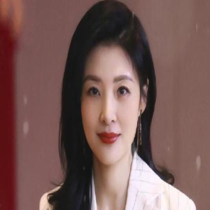 前央视主持周涛罕现身,穿花衬衫走路似大妈,见路人拍照面露不悦