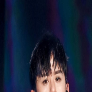 尴尬!张杰演唱会为粉丝订制19层蛋糕催泪庆生,下台就当垃圾丢弃