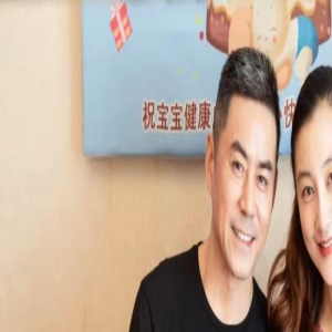 48岁戏骨低调生二胎!小14岁老婆住近9万月子中心,全家福太温馨