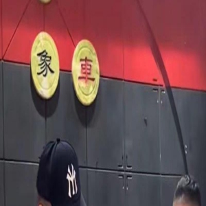 演员杨少华大病初愈设宴请客!众人站着轮番敬酒,老到酒杯拿不稳