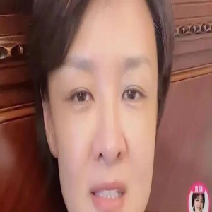 前央视主持突发意外!脚被钢条穿透鲜血直流,红脸怒骂无辜粉丝