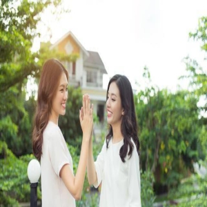 女儿远嫁,生孩子时到医院看到她的饭菜,我噙着泪水留下八万块钱