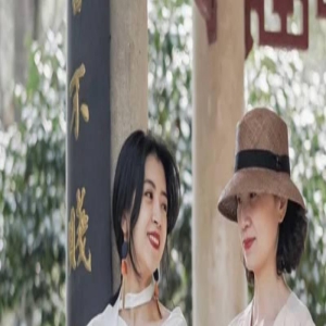 不得不说,三木母女的审美绝了!裙过膝、系腰带,优雅又迷人