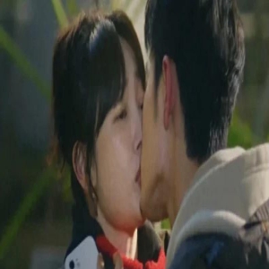 同一张脸,演完《平凡之路》演《骄阳伴我》,换个发型差点没认出