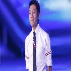 撒贝宁一家4口外出登山,老婆李白长腿吸睛,龙凤胎皮肤白皙像妈
