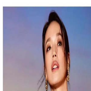 47岁舒淇在国外超长脸！穿巩俐同风格白衬衫造型封神，美得太惊艳