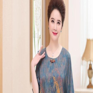 奔五奔六的女人别穿土气的大妈装了,多试试这些凸显气质的连衣裙