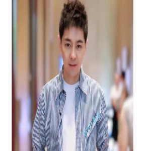 林志颖车祸后罕晒工作照,172cm暴瘦到变形,手臂上手术痕迹明显