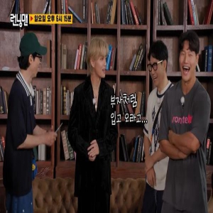 防弹登上《RM》!V独自穿得像富豪 其他人全是运动服⋯他害羞了